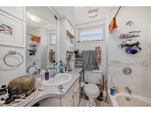 927 Renfrew Drive, Calgary, AB - Indoor Photo Showing Bathroom