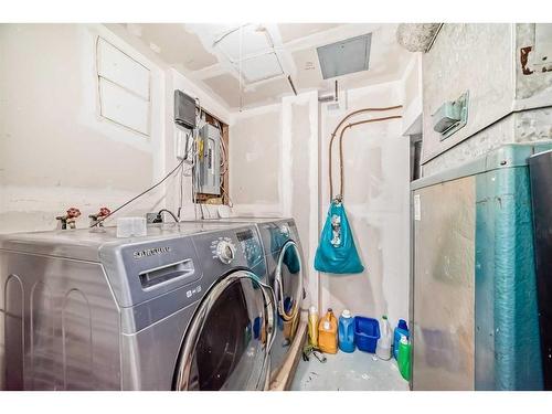 927 Renfrew Drive, Calgary, AB - Indoor Photo Showing Laundry Room