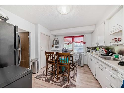 927 Renfrew Drive, Calgary, AB - Indoor Photo Showing Kitchen