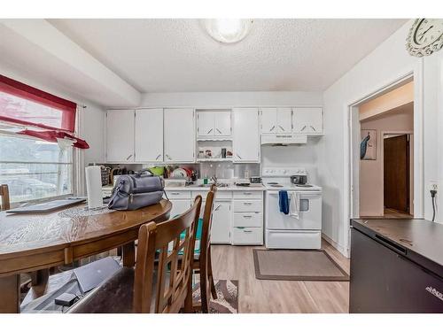 927 Renfrew Drive, Calgary, AB - Indoor Photo Showing Kitchen