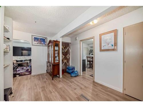 927 Renfrew Drive, Calgary, AB - Indoor Photo Showing Other Room