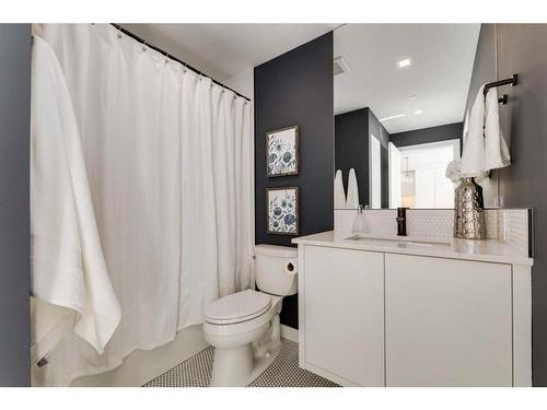 706-8505 Broadcast Avenue Sw, Calgary, AB - Indoor Photo Showing Bathroom