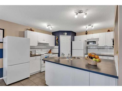 15 Saddletree Drive Ne, Calgary, AB - Indoor Photo Showing Kitchen