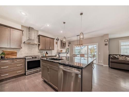 91 Sunset Park, Cochrane, AB - Indoor Photo Showing Kitchen With Upgraded Kitchen