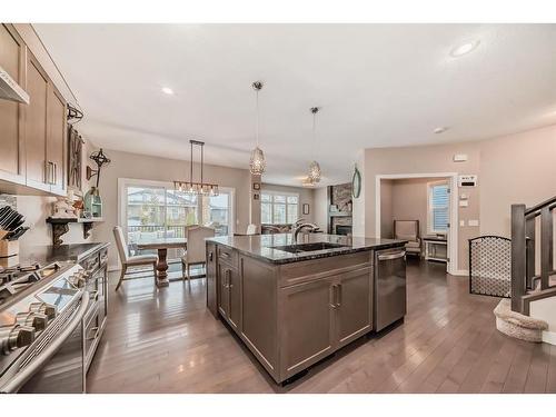 91 Sunset Park, Cochrane, AB - Indoor Photo Showing Kitchen With Upgraded Kitchen