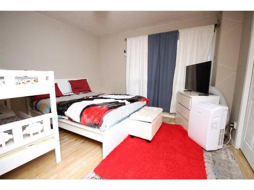 699 Whiteridge Road Ne, Calgary, AB - Indoor Photo Showing Bedroom