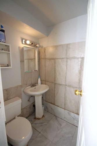 699 Whiteridge Road Ne, Calgary, AB - Indoor Photo Showing Bathroom