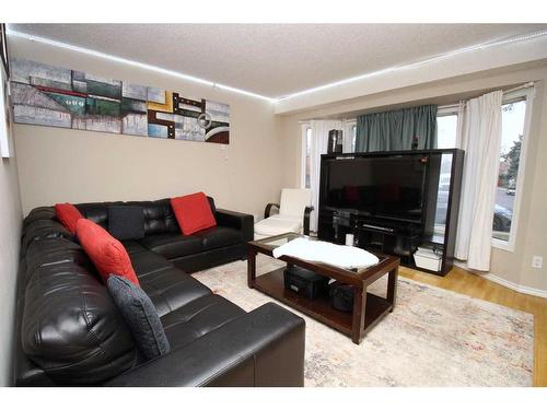 699 Whiteridge Road Ne, Calgary, AB - Indoor Photo Showing Living Room