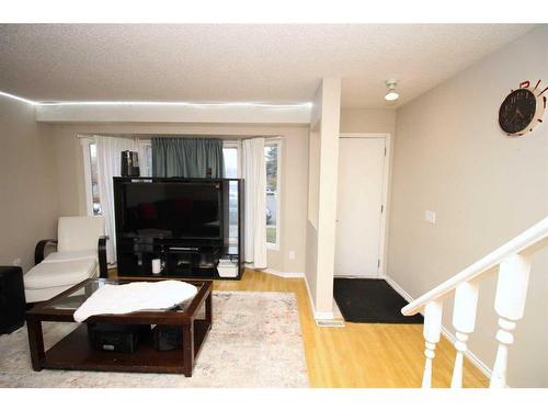 699 Whiteridge Road Ne, Calgary, AB - Indoor Photo Showing Living Room