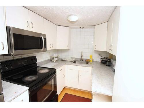 699 Whiteridge Road Ne, Calgary, AB - Indoor Photo Showing Kitchen