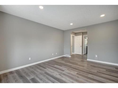 9552 21 Street Se, Calgary, AB - Indoor Photo Showing Other Room