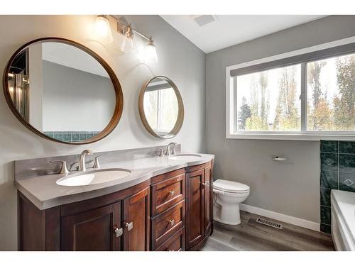 9552 21 Street Se, Calgary, AB - Indoor Photo Showing Bathroom