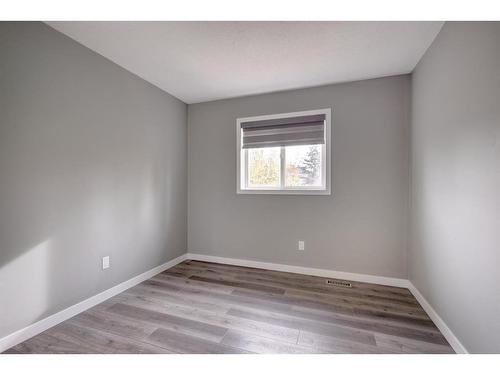 9552 21 Street Se, Calgary, AB - Indoor Photo Showing Other Room