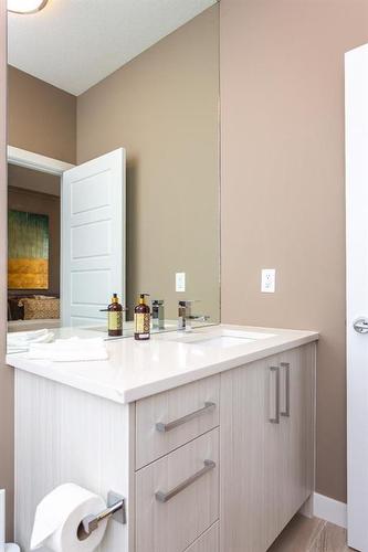 1936 26A Street Sw, Calgary, AB - Indoor Photo Showing Bathroom