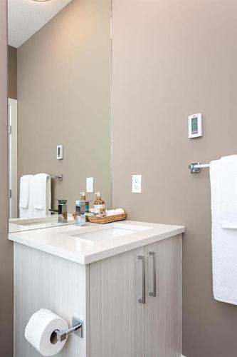 1936 26A Street Sw, Calgary, AB - Indoor Photo Showing Bathroom