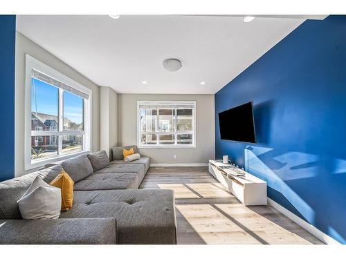 49 Walgrove Plaza Se, Calgary, AB - Indoor Photo Showing Living Room