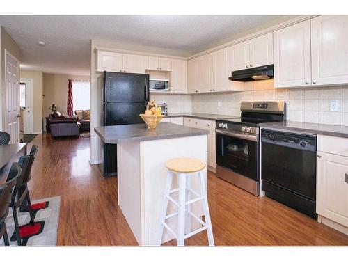 634 Evermeadow Road Sw, Calgary, AB - Indoor Photo Showing Kitchen