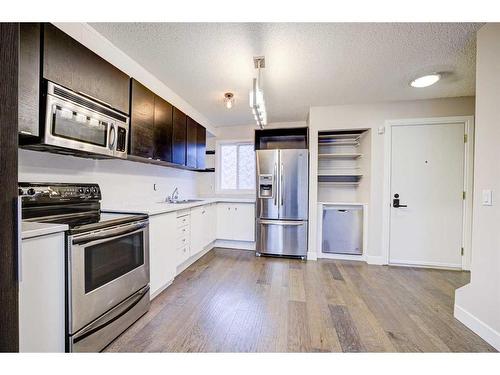 1203-829 Coach Bluff Crescent Sw, Calgary, AB - Indoor Photo Showing Kitchen With Stainless Steel Kitchen