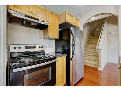 130 Royal Birch Mount Nw, Calgary, AB - Indoor Photo Showing Kitchen