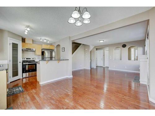 130 Royal Birch Mount Nw, Calgary, AB - Indoor Photo Showing Kitchen