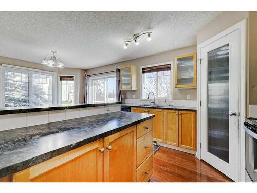 130 Royal Birch Mount Nw, Calgary, AB - Indoor Photo Showing Kitchen