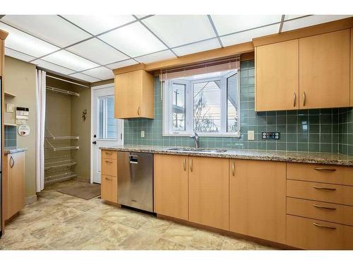 5131 Veronica Road Nw, Calgary, AB - Indoor Photo Showing Kitchen