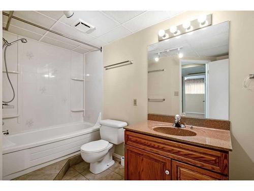 5131 Veronica Road Nw, Calgary, AB - Indoor Photo Showing Bathroom