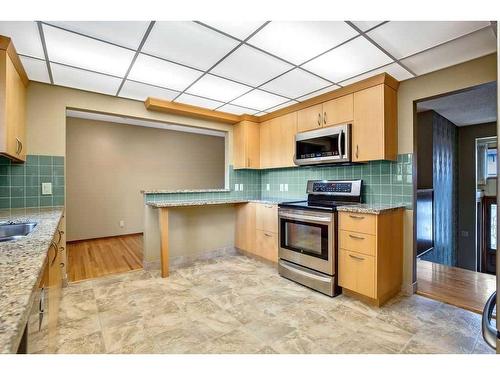 5131 Veronica Road Nw, Calgary, AB - Indoor Photo Showing Kitchen