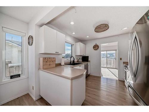 8-388 Sandarac Drive Nw, Calgary, AB - Indoor Photo Showing Kitchen