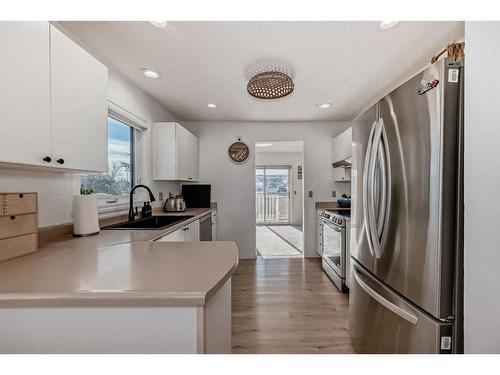 8-388 Sandarac Drive Nw, Calgary, AB - Indoor Photo Showing Kitchen