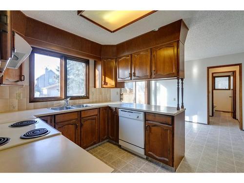 7 Woodmont Way Sw, Calgary, AB - Indoor Photo Showing Kitchen With Double Sink