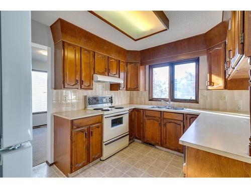 7 Woodmont Way Sw, Calgary, AB - Indoor Photo Showing Kitchen With Double Sink