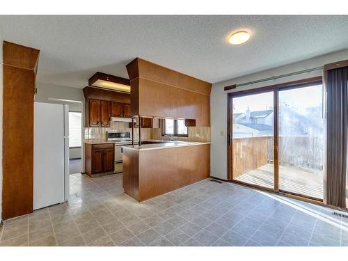 7 Woodmont Way Sw, Calgary, AB - Indoor Photo Showing Kitchen