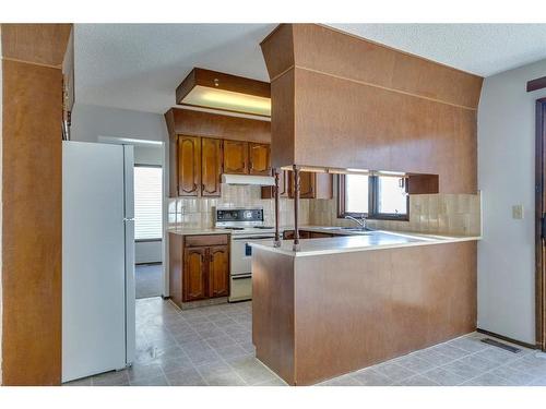 7 Woodmont Way Sw, Calgary, AB - Indoor Photo Showing Kitchen