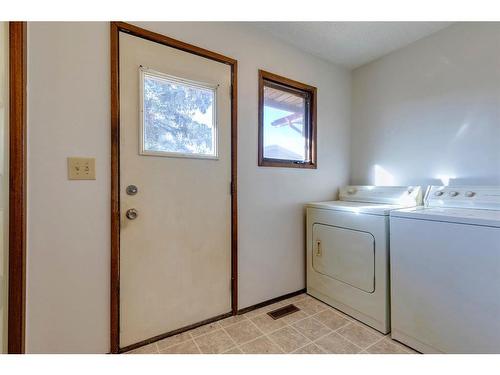 7 Woodmont Way Sw, Calgary, AB - Indoor Photo Showing Laundry Room