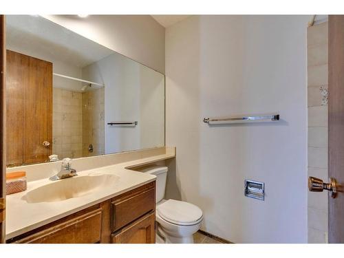 7 Woodmont Way Sw, Calgary, AB - Indoor Photo Showing Bathroom