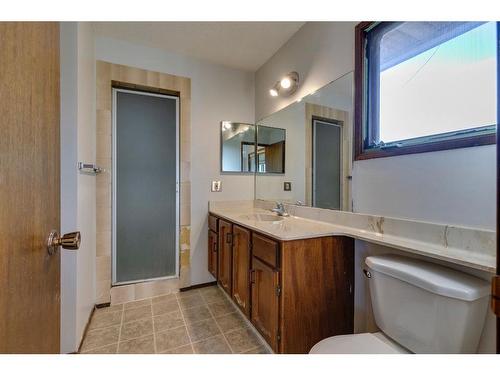 7 Woodmont Way Sw, Calgary, AB - Indoor Photo Showing Bathroom