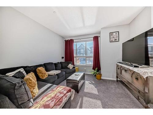 148 Howse Avenue Ne, Calgary, AB - Indoor Photo Showing Living Room