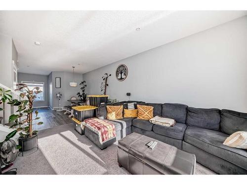 148 Howse Avenue Ne, Calgary, AB - Indoor Photo Showing Living Room