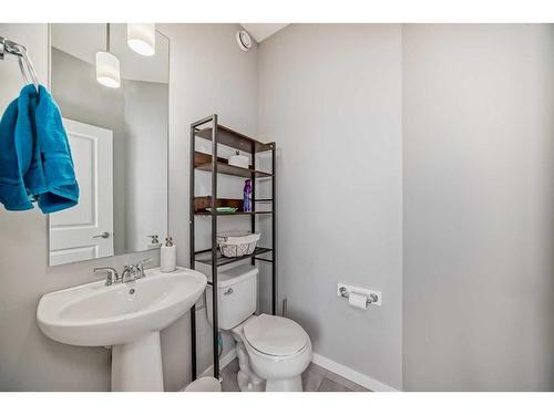 148 Howse Avenue Ne, Calgary, AB - Indoor Photo Showing Bathroom