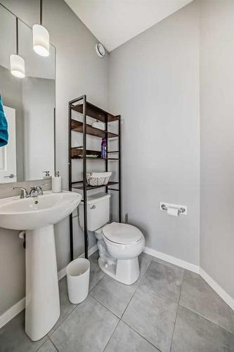 148 Howse Avenue Ne, Calgary, AB - Indoor Photo Showing Bathroom