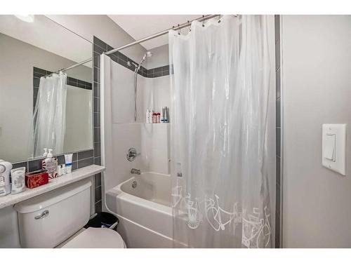 148 Howse Avenue Ne, Calgary, AB - Indoor Photo Showing Bathroom