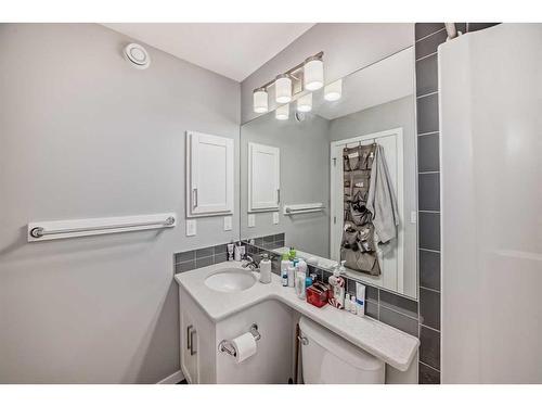 148 Howse Avenue Ne, Calgary, AB - Indoor Photo Showing Bathroom