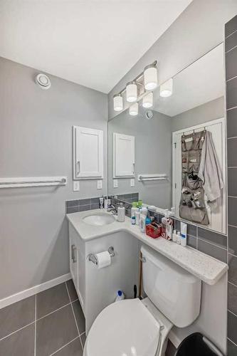 148 Howse Avenue Ne, Calgary, AB - Indoor Photo Showing Bathroom