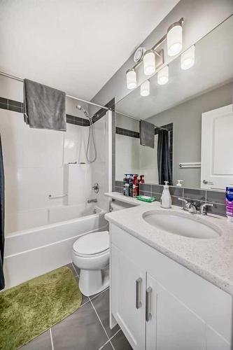 148 Howse Avenue Ne, Calgary, AB - Indoor Photo Showing Bathroom