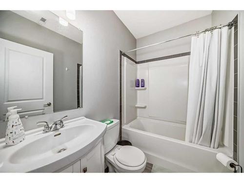 148 Howse Avenue Ne, Calgary, AB - Indoor Photo Showing Bathroom