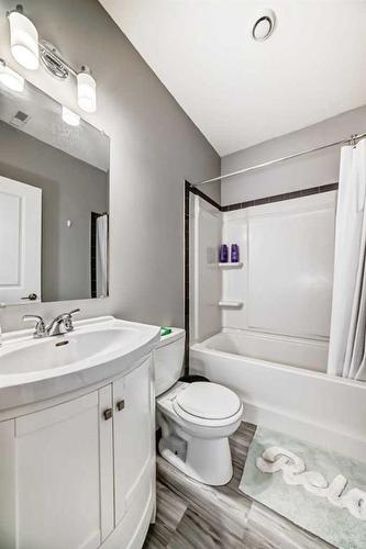 148 Howse Avenue Ne, Calgary, AB - Indoor Photo Showing Bathroom