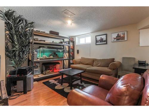 3036 33A Street Se, Calgary, AB - Indoor Photo Showing Living Room