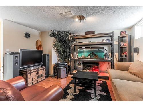 3036 33A Street Se, Calgary, AB - Indoor Photo Showing Living Room