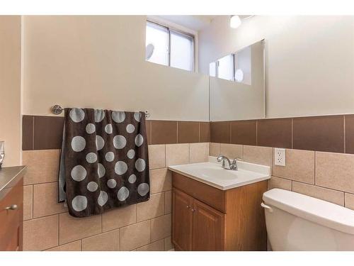 3036 33A Street Se, Calgary, AB - Indoor Photo Showing Bathroom